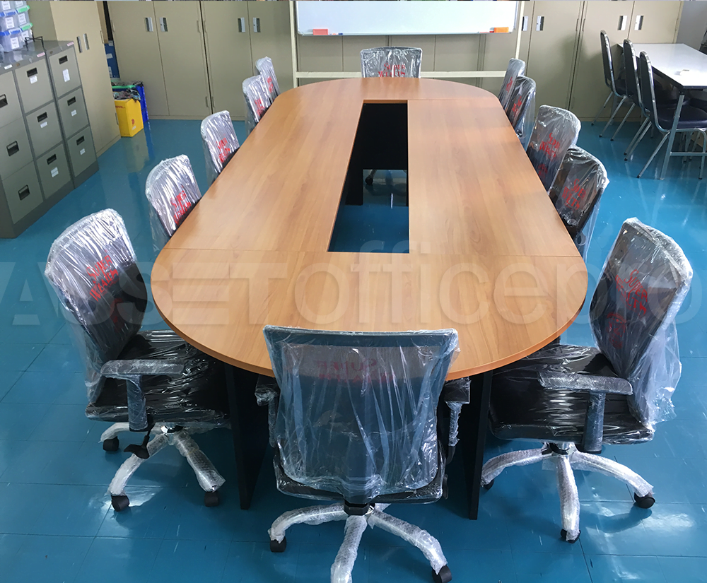 โต๊ะประชุมทันสมัยรูปทรงหัวท้ายครึ่งวงกลม ผลิตจากไม้เกรดเอหนา 25 มม. เคลือบผิว Melamine คุณภาพ กันน้ำ ทนร้อนและรอยขีดข่วน มีรองรับขาปรับระดับ เหมาะห้องประชุม ราคาไม่รวมเก้าอี้